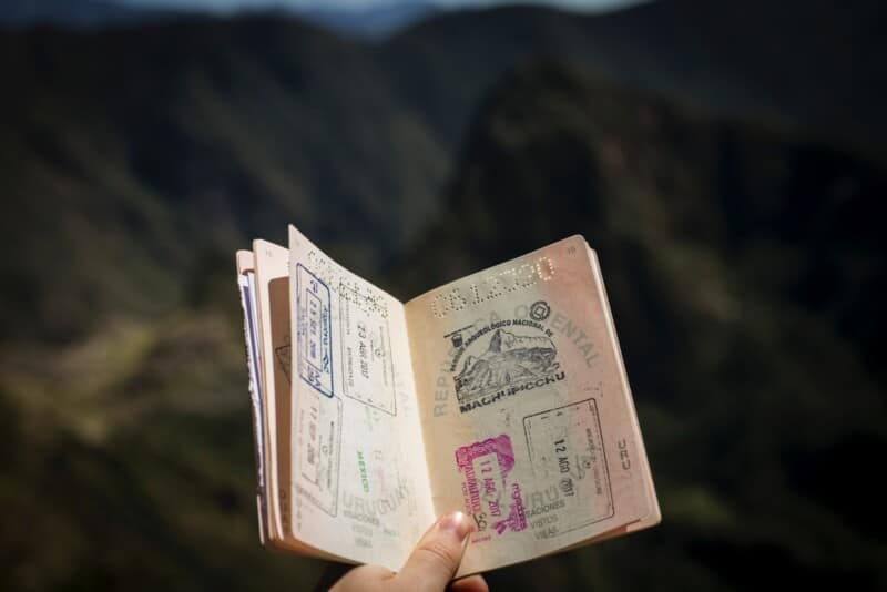 Imagen de un pasaporte con sellos en referencia a los nómadas digitales