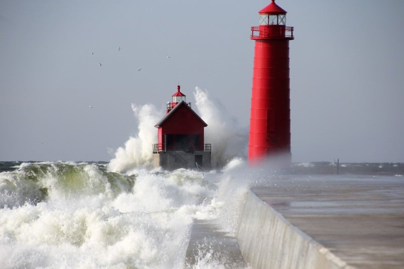 A red lighthouse as an early detection system