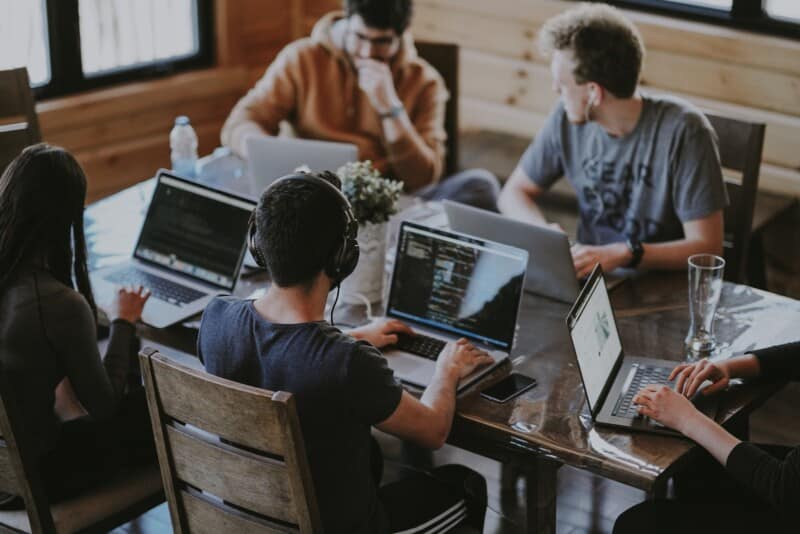 Grupo de personas trabajando cada una en su laptop, como un equipo remoto distribuido