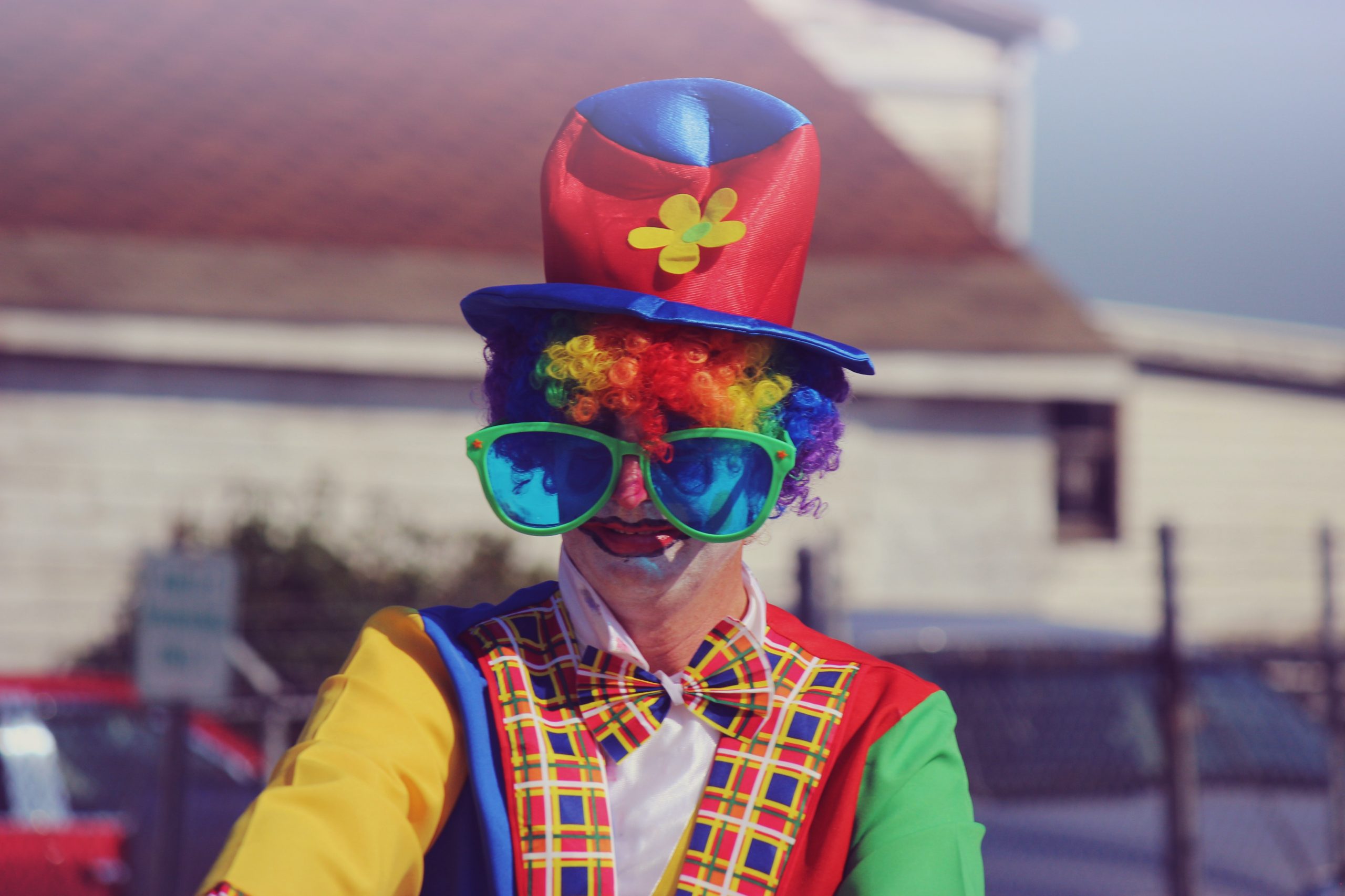 Unscharfe Fotografie eines Menschen im Clownskostüm