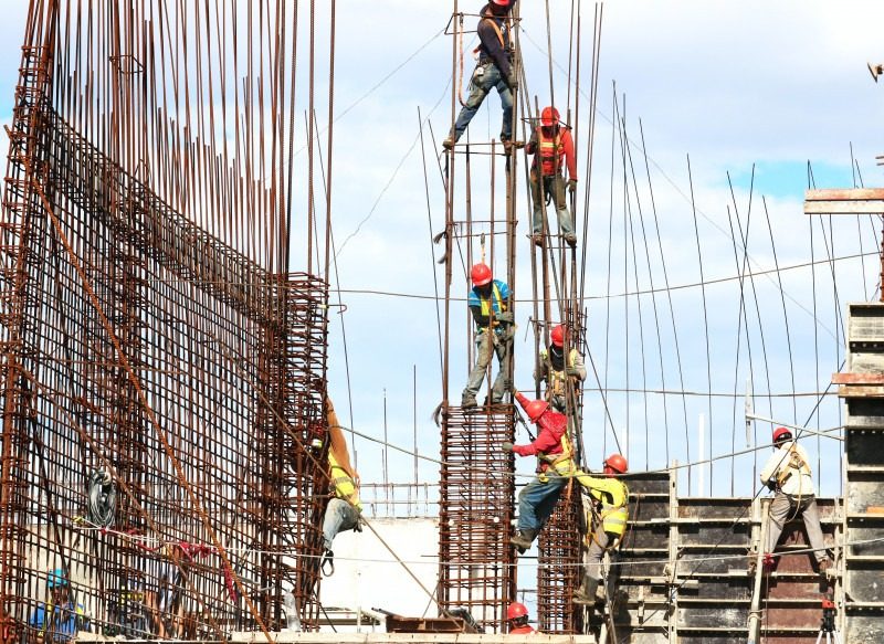 Trabajadores en una construcción representan a los desarrolladores de Scrum