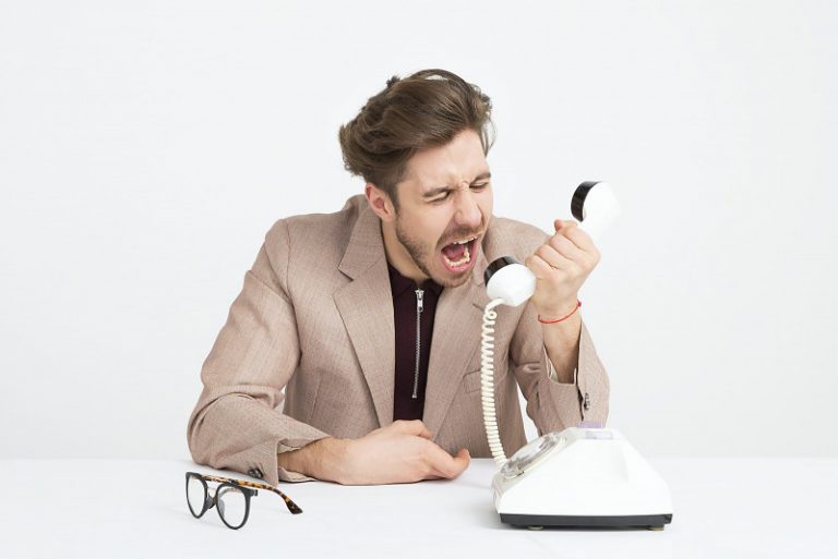Un homme se disputant au téléphone