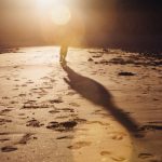 Huellas en la arena de una persona que camina a lo lejos