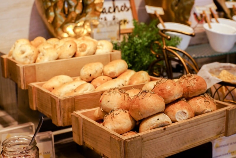 Panadería con panes recién horneados