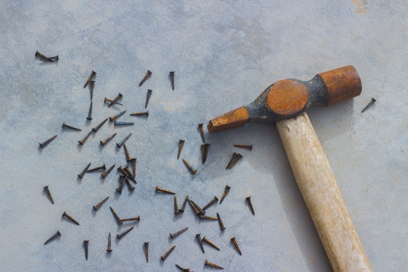 Fotografía de un martillo y algunos clavos para hacer referencia al Martillo de Maslow