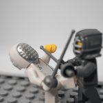 Dos figuras de esgrima en lego peleando como referencia a la batalla EDT vs Backlog