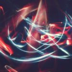 Imagen de luces a gran velocidad que dejan un destello algo caótico pero bello como analogía de la hyperagilidad