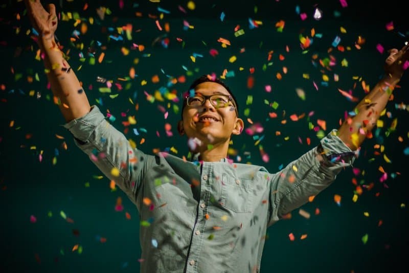 persona celebrando que gana en dólares americanos